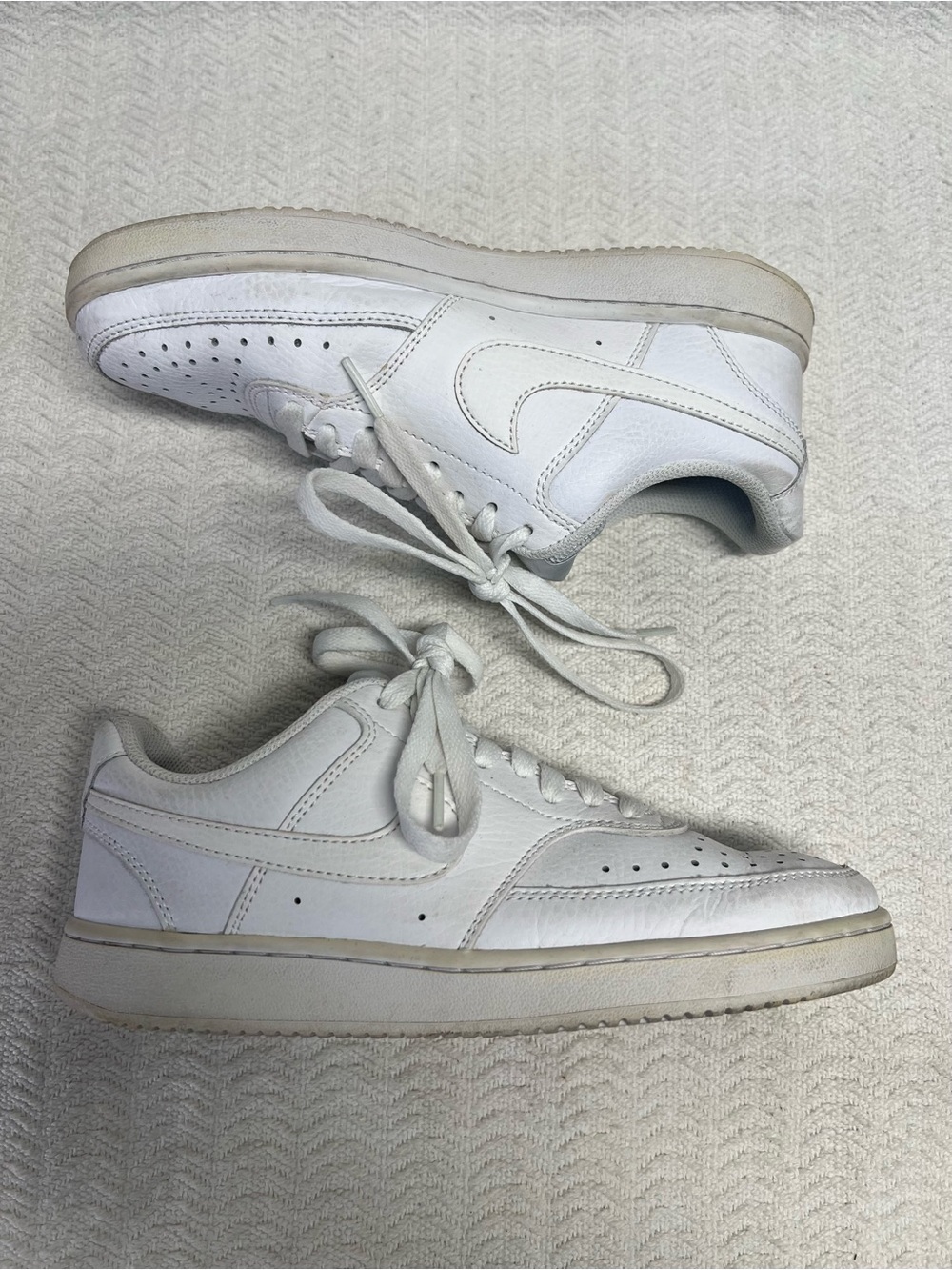 nike / white air force 1s low top sneakers size 6.5